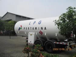 EZW11SXY-20-12000油罐车制造中的三辊aty爱体育·(中国)平台官方网站